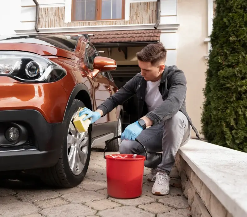 Lavage auto à domicile Domarin : professionnel intervenant sur un véhicule